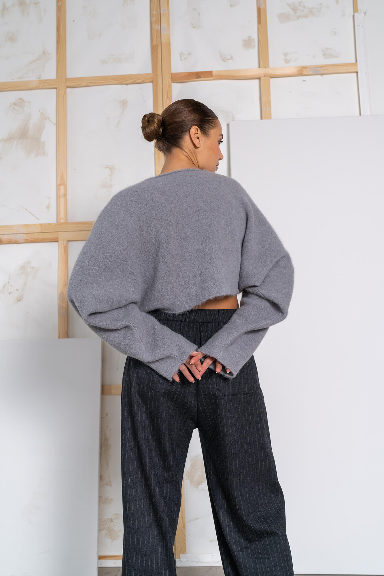 Cropped Pullover Karly in grau by VIVAL.STUDIO
