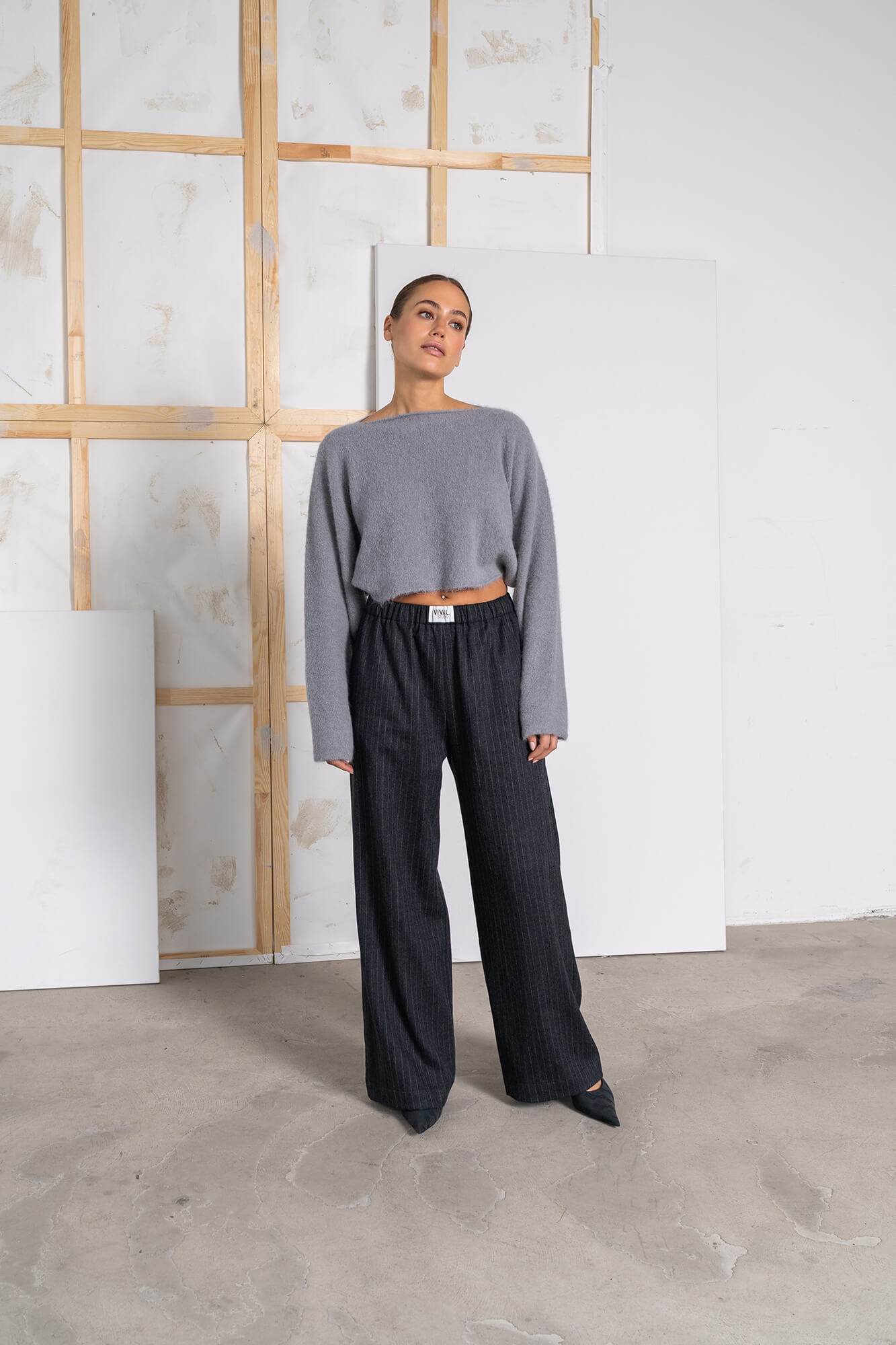 Cropped Pullover Karly in grau by VIVAL.STUDIO